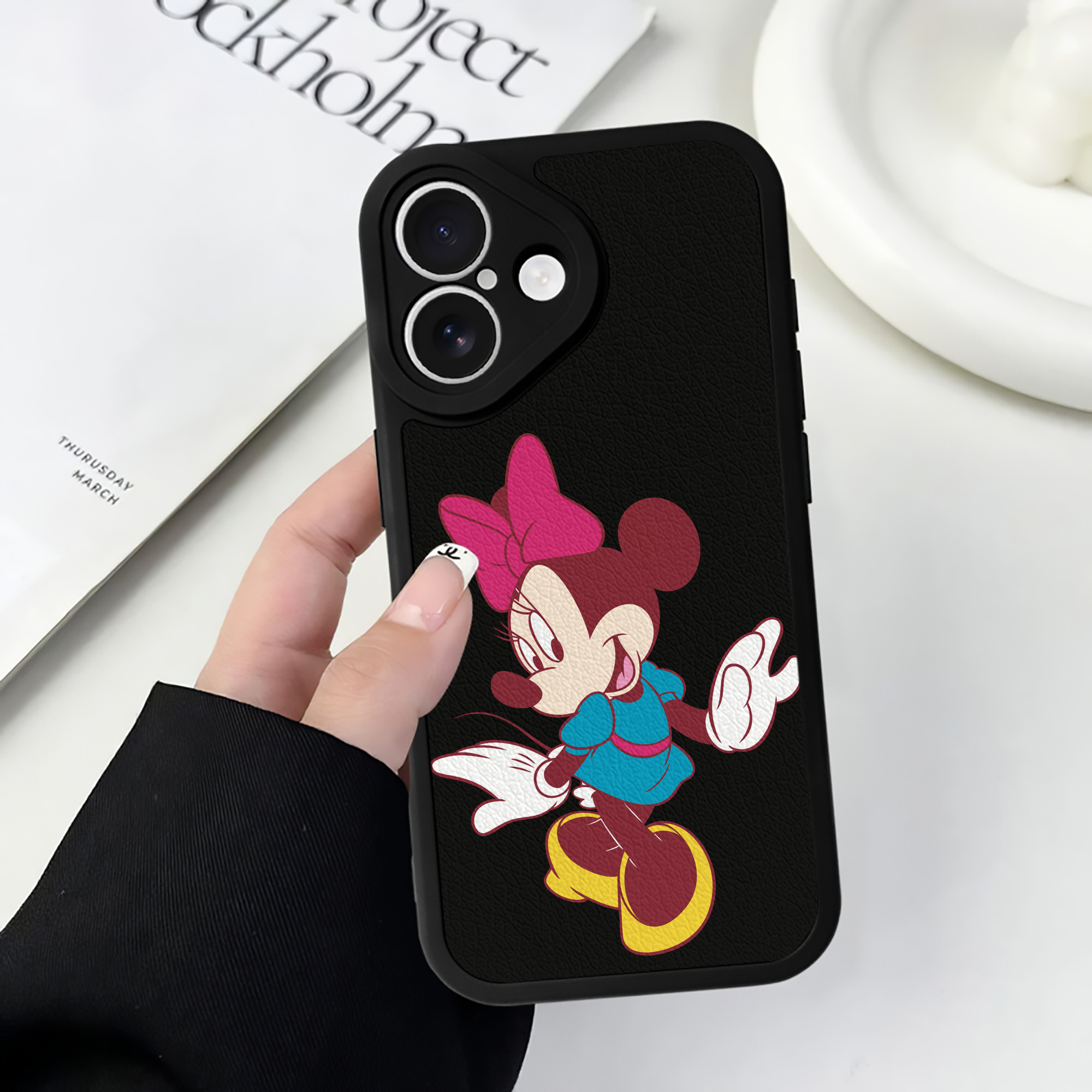 （画像用） ミッキーマウス Mickey Mouse 【iPhone 16シリーズ対応】シリコンスマホケース（レザー調） 材質：シリコン